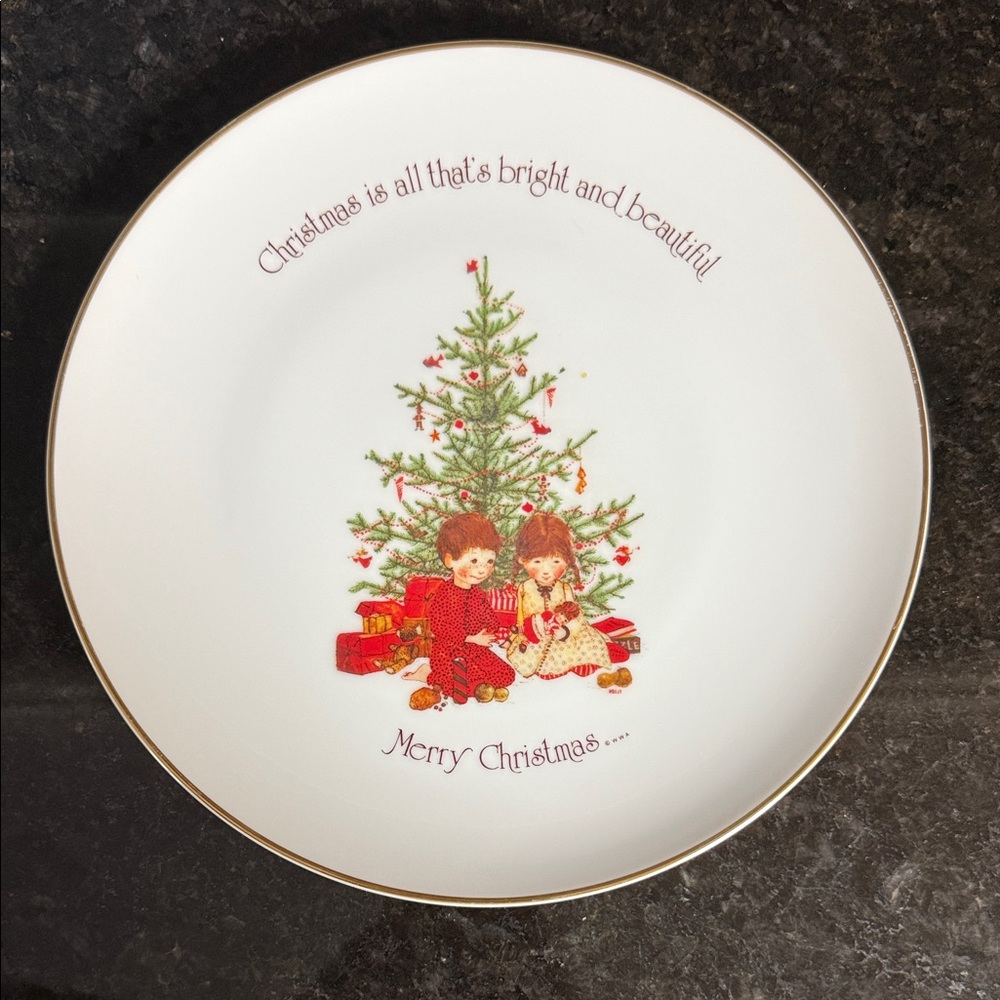 Holly Hobbie Commemorative Edition
Porcelain Christmas Plate